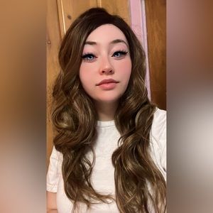 Brunette wig with side part and highlights